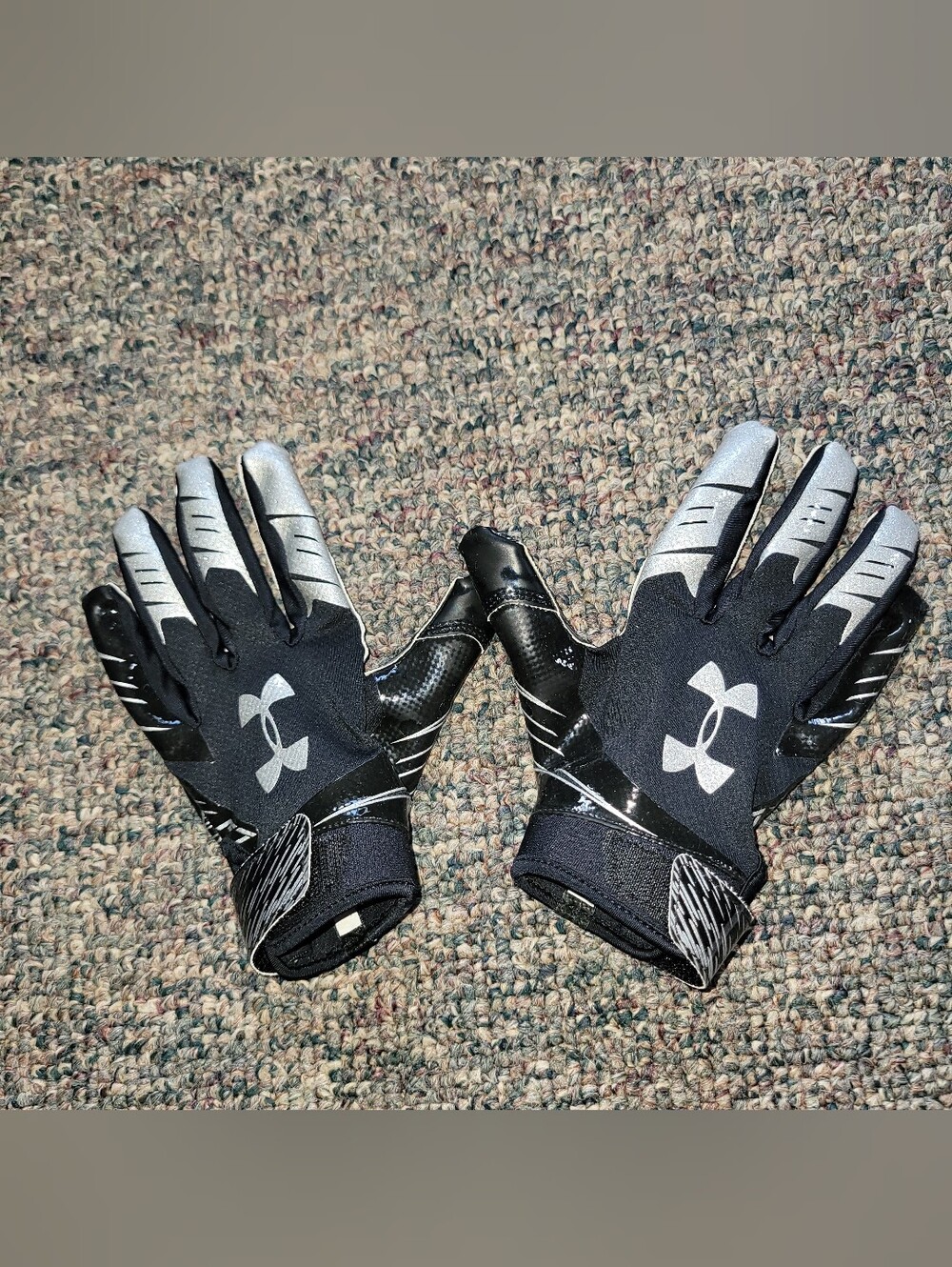 🛑Under Armour Men’s Black & Silver Football Gloves